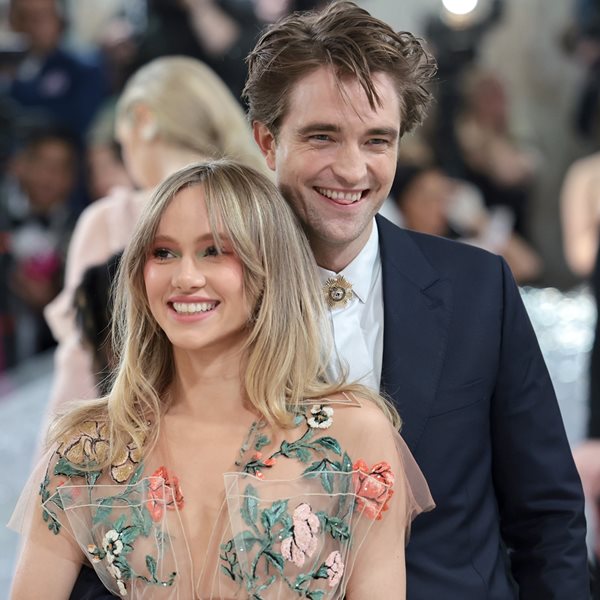 O Robert Pattinson και η Suki Waterhouse έγιναν για πρώτη φορά γονείς