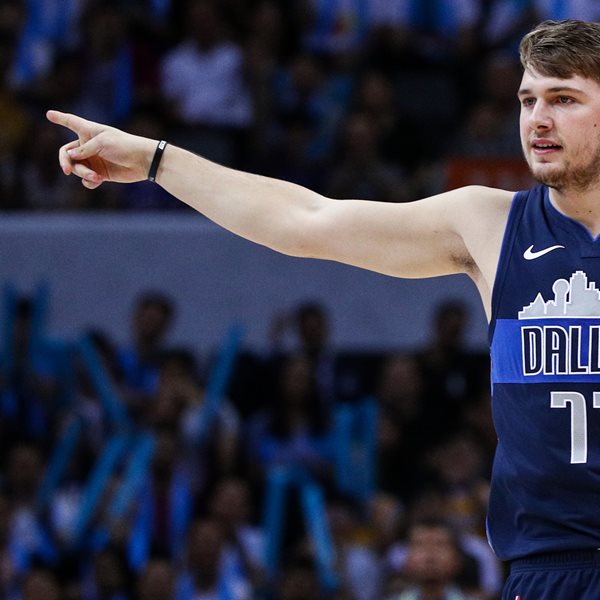 Ο Luka Doncic πλησιάζει τον Michael Jordan