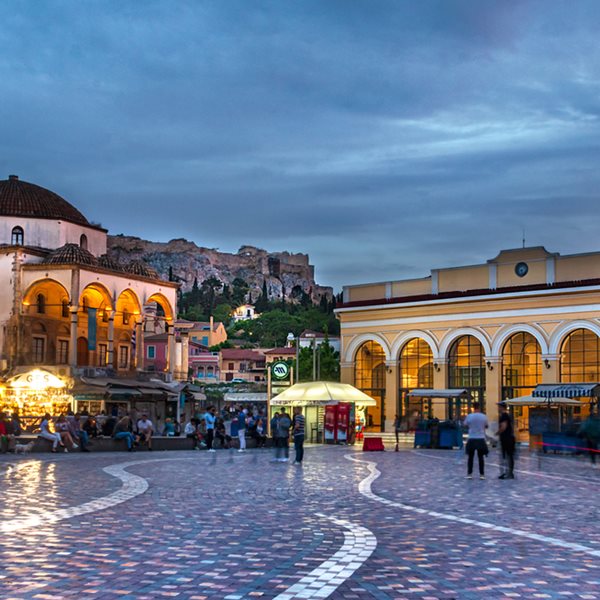 Άνοιγμα λιανεμπορίου στα τέλη Μαρτίου και εστίασης στα μέσα Απριλίου