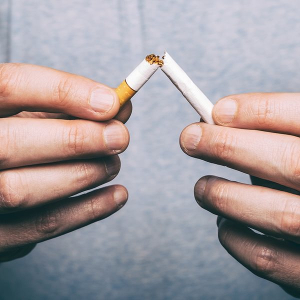 H Γαλλία ετοιμάζεται να απαγορεύσει το κάπνισμα παντού