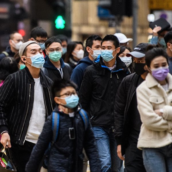 Ο κορονοϊός ταξιδεύει έως τέσσερα μέτρα