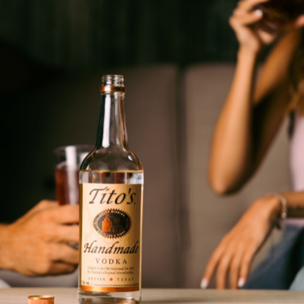 Πώς να στηρίξεις τις πυρόπληκτες περιοχές πίνοντας ένα κοκτέιλ με βότκα