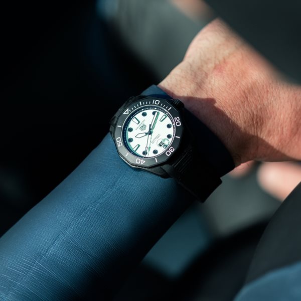 Η αναβίωση του εμβληματικού Night Diver της TAG Heuer