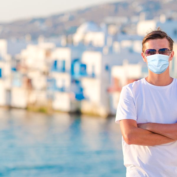 Με αρνητικά τεστ και πιστοποιητικό εμβολιασμού σε νησιά και περιφέρεια