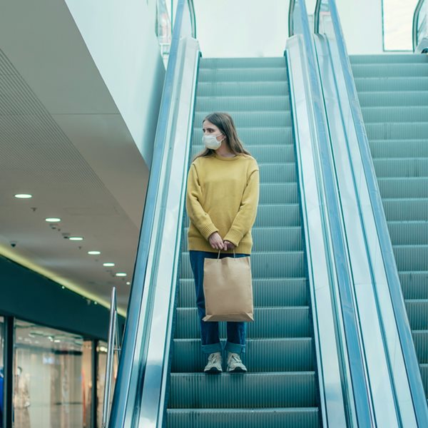 Γιατί οι λοιμωξιολόγοι λένε όχι στο άνοιγμα των Malls