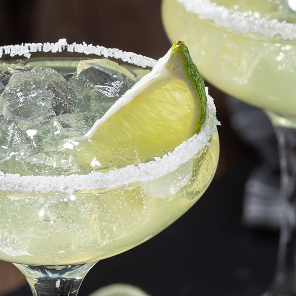 Μαργαρίτα vs Μοχίτο, τι να προτιμήσεις για λιγότερο hangover