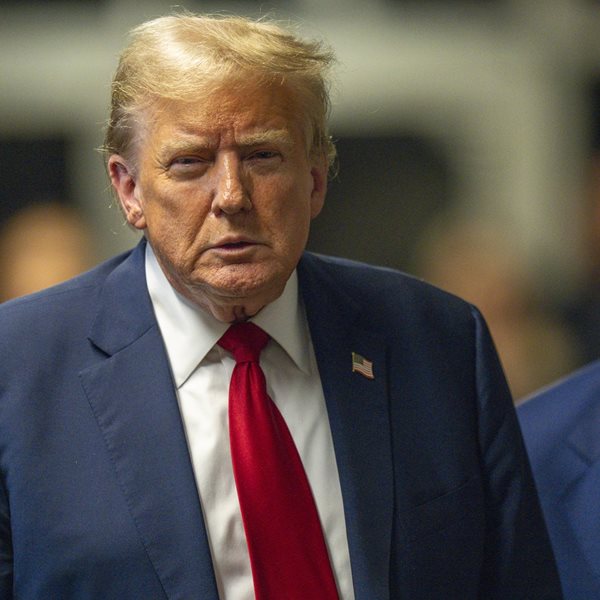 Η συγκλονιστική στιγμή που η σφαίρα τραυματίζει το αυτί του Trump υπάρχει σε φωτογραφία