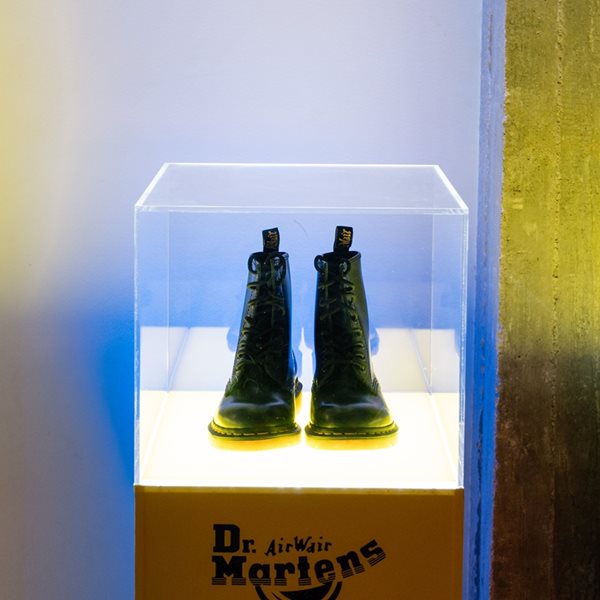 H Dr. Martens ξέρει να παρτάρει δυνατά
