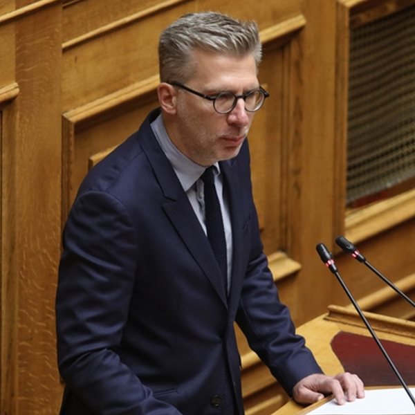 Τα ταχύρρυθμα 'φροντιστήρια' του Άκη Σκέρτσου στους βουλευτές της ΝΔ για τον γάμο των ομόφυλων ζευγαριών