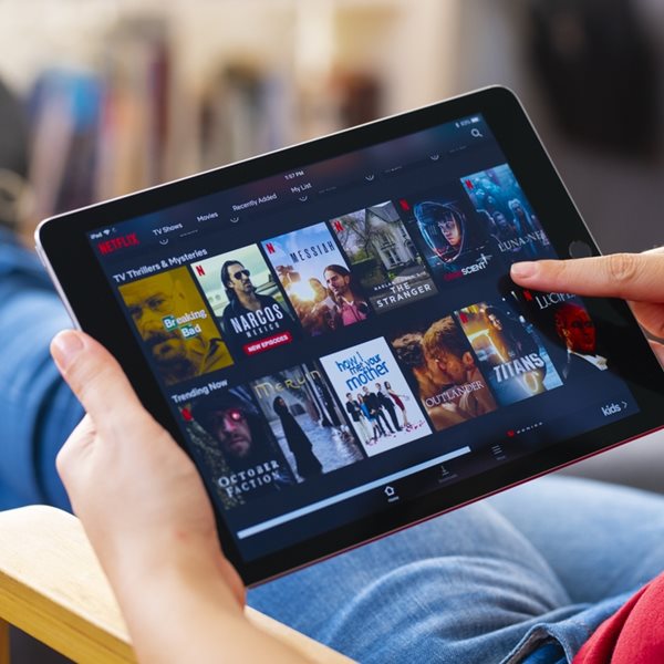 Το Netflix στο εξής θα χρεώνει παραπάνω όσους μοιράζονται τον κωδικό τους