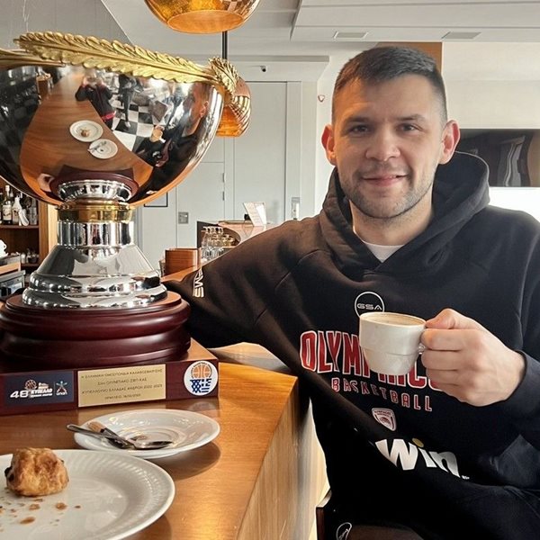 Ο Κώστας Παπανικολάου ήπιε καφέ παρέα με το Kύπελλο μπάσκετ, στην κυριολεξία