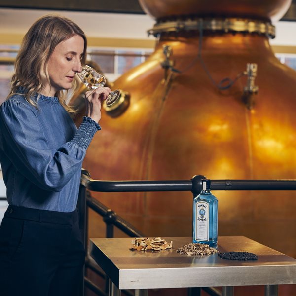 Dr. Anne Brock, η Σιδηρά Κυρία του Gin