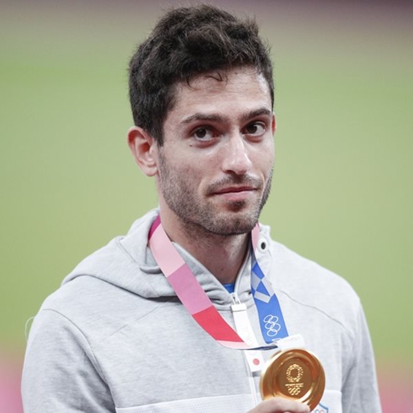 O Μίλτος Τεντόγλου προτιμά το πρωινό ξύπνημα από τη γκρίνια της κοπέλας του