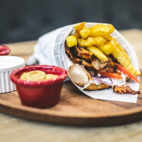 Σουβλάκι vs. πίτσα, η μάχη των θερμίδων