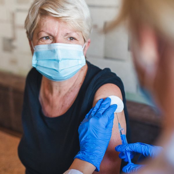 Ο λόγος που 'πάγωσαν' οι εμβολιασμοί με J&J ή Astrazeneca