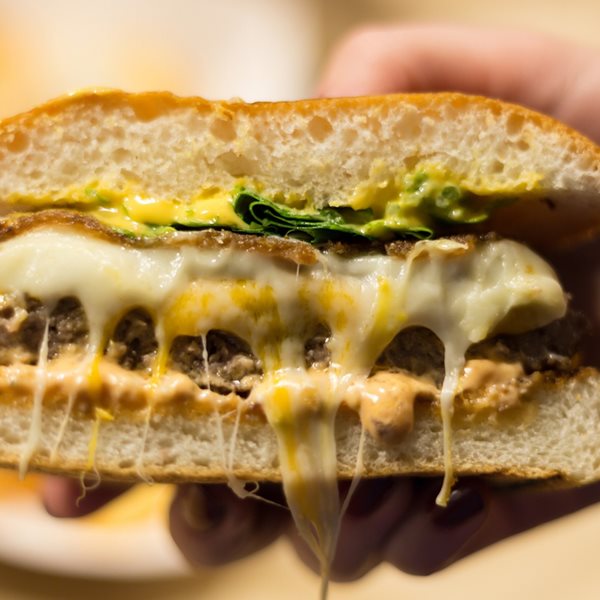 5 outsider τυριά που αξίζει να δοκιμάσεις σε burgers