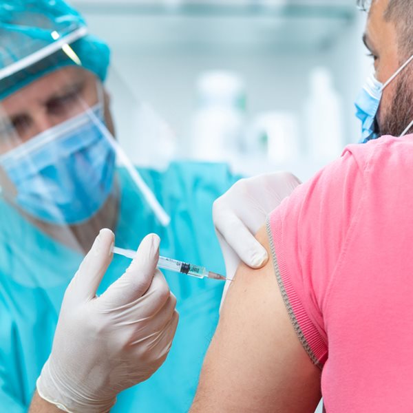 Οι θρομβώσεις από το εμβόλιο της AstraZeneca προκαλούν ανησυχία