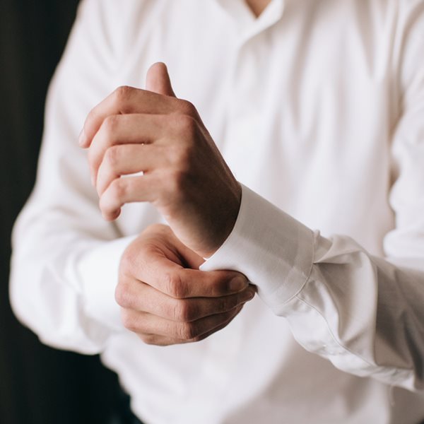 Τα λευκά πουκάμισα της αντρικής γκαρνταρόμπας