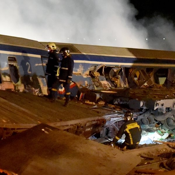 Η συγκλονιστική αναπαράσταση των 57 νεκρών των Τεμπών