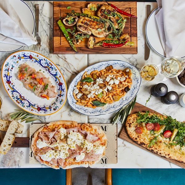 Εκεί όπου στρώνουν το πιο επικό τραπέζι της Αθήνας