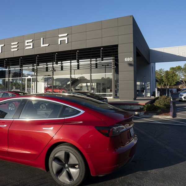 Η Tesla έχασε κεφαλαιοποίηση αντίστοιχη της Ford μέσα σε μία μόλις ημέρα