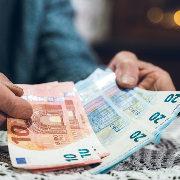 Τίποτα δεν αγγίζει τα μετρητά στην Ελλάδα