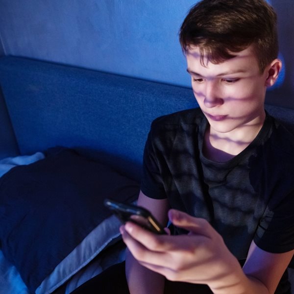 Γιατί οι έφηβοι προτιμούν να μιλάνε με την Τεχνητή Νοημοσύνη και όχι μεταξύ τους