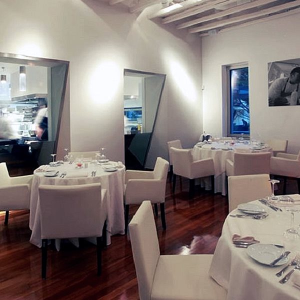 Botrini’s και Canaves Oia μαγειρεύουν για το προσωπικό των νοσοκομείων