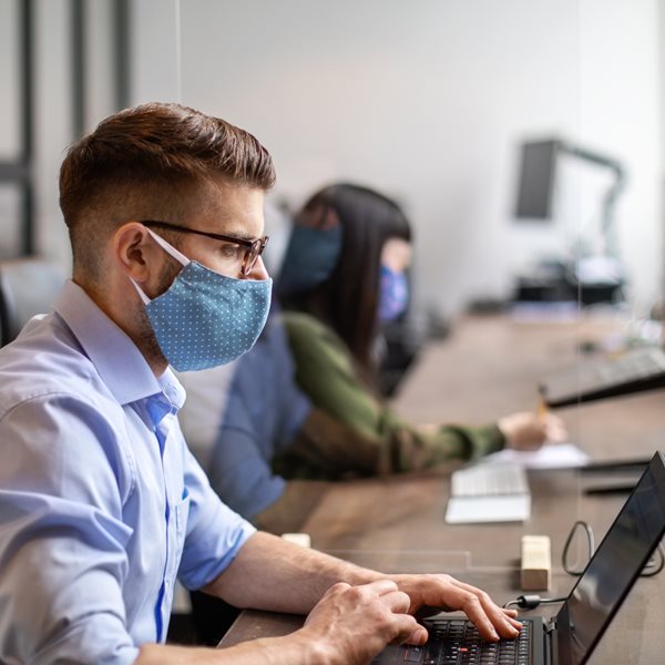 Τα νέα δεδομένα μετά το ρεκόρ κρουσμάτων του κορονοϊού