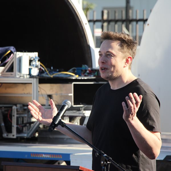 Η πρώτη νίκη της SpaceX απέναντι στην Blue Origin