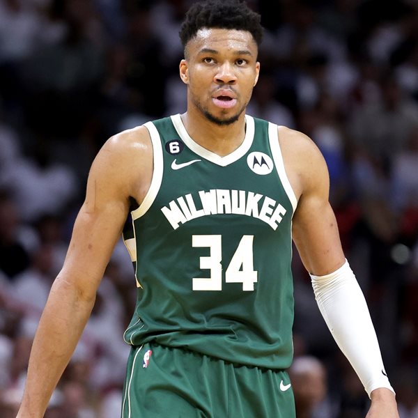 H διαστημική εμφάνιση του Γιάννη Αντεκούνμπο των 64 πόντων σε 35 λεπτά