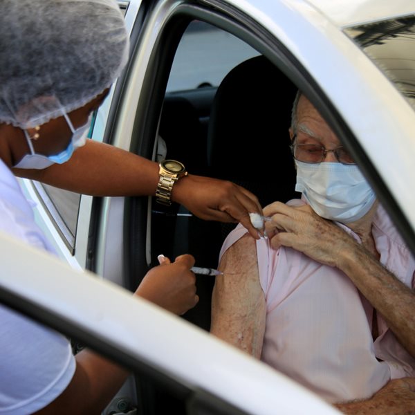 Το εμβόλιο της Astrazeneca συνδέεται με τις θρομβώσεις