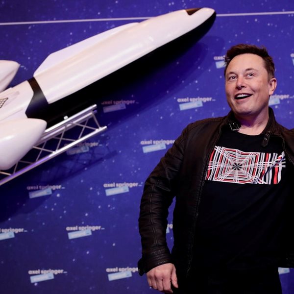 Σε άλλα νέα, ο Elon Musk απένειμε αργυρό μετάλλιο στον Jeff Bezos
