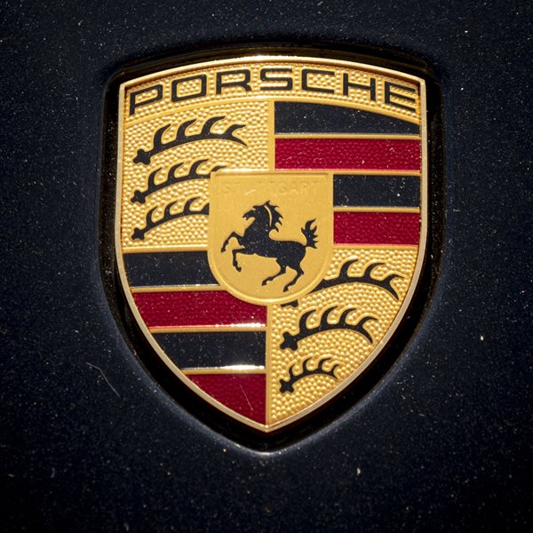 Μετά από 15 χρόνια, η Porsche αλλάζει λογότυπο στα αυτοκίνητά της
