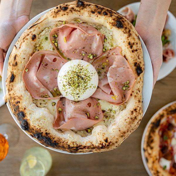 Η Lucinda σε βγάζει για πίτσα στον Χολαργό