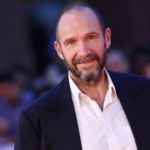 Μόλις ζηλέψαμε τους απίστευτους κοιλιακούς του Ralph Fiennes (εικόνες)