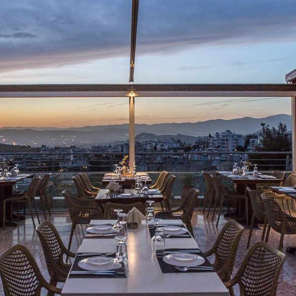 Μπαλκόνι στις Κυκλάδες: Κορυφαία ψαροφαγία με θέα