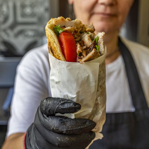 Σουβλάκι 2.0: Πώς και γιατί το εθνικό street food της Ελλάδας έγινε ξανά μόδα