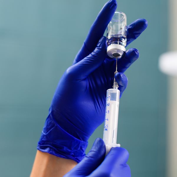 Πόσο ασφαλή είναι τελικά τα εμβόλια των Pfizer-BioNTech, Moderna και AstraZeneca