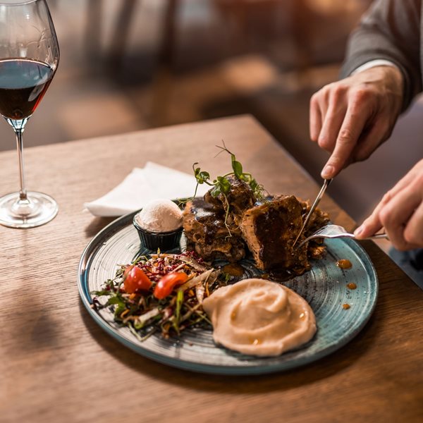 Μέχρι ποια ώρα μπορείς να φας βραδινό χωρίς να παχύνεις, σύμφωνα με το Harvard