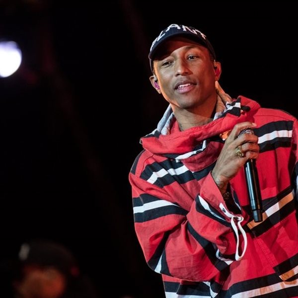 Σε άλλα νέα, ο Pharell Williams φλεξάρει στυλ μπροστά από μία αφίσα της Rihanna