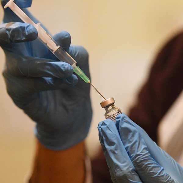 Στο 100% η αποτελεσματικότητα του εμβολίου της Pfizer στους εφήβους