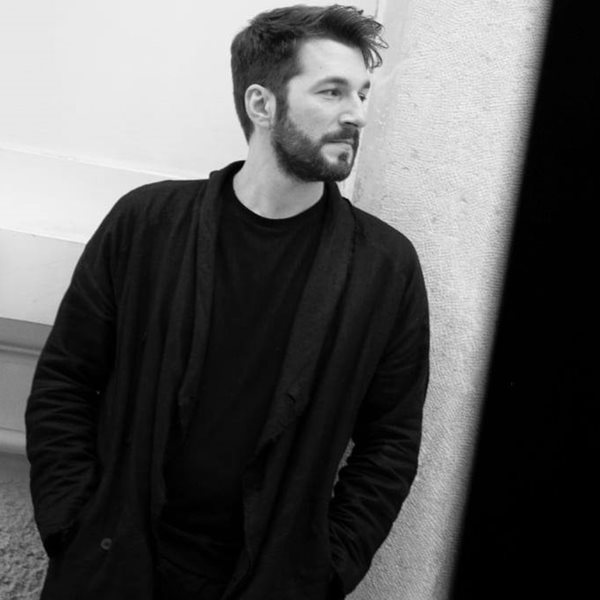 Ο Θοδωρής Βουτσικάκης και οι μπουάτ του στην Οδό Φρυνίχου