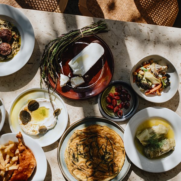 Αυτά είναι τα καλύτερα εστιατόρια ελληνικής κουζίνας για το 2025