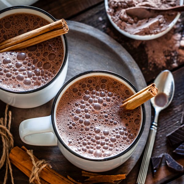 Η χριστουγεννιάτικη συνταγή για ζεστή σοκολάτα με κόκκινο κρασί