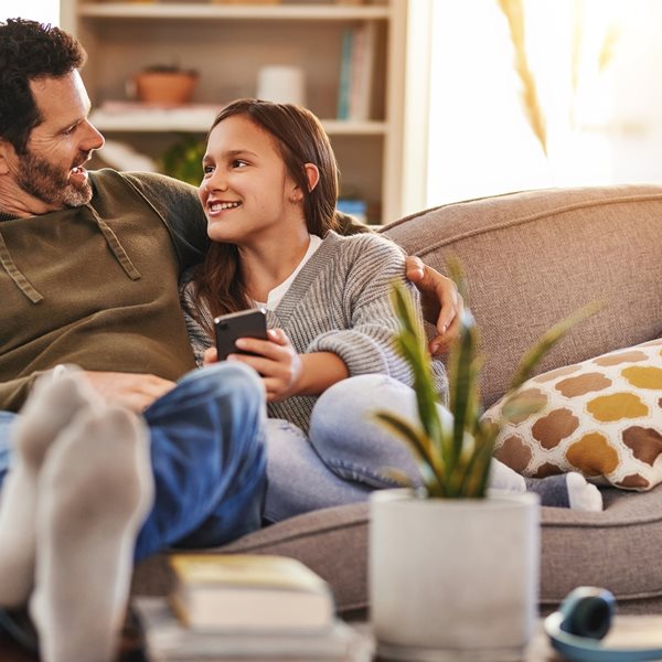 Γιατί πρέπει να μιλήσεις στην κόρη σου από νωρίς για το σεξ, την περίοδο και τις σχέσεις