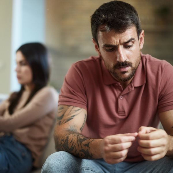 Το σημάδι που δείχνει 100% ότι το ταίρι σου σκοπεύει να σε χωρίσει