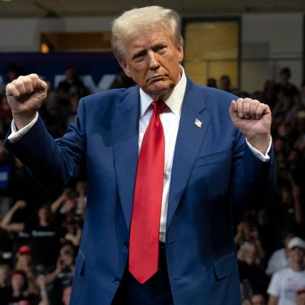 Η πιο αλλόκοτη προεκλογική συγκέντρωση του Donald Trump-Χόρεψε YMCA αφού λιποθύμησαν από τη ζέστη 2 άνθρωποι (video)