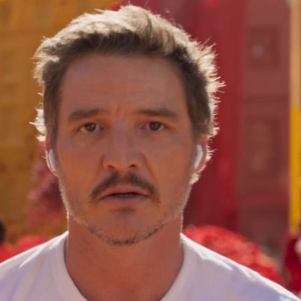 Τα AirPods 4 βοηθούν τον Pedro Pascal να ξεπεράσει έναν χωρισμό