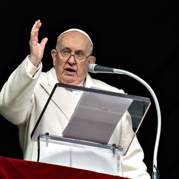 Σε άλλα νέα, ο Πάπας ασχολείται με εξωγήινους, φαντάσματα και άλλα υπερφυσικά φαινόμενα